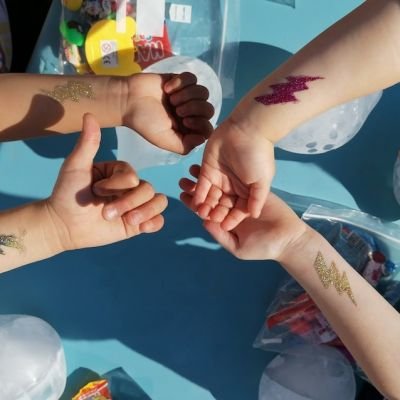 Maquillages à paillettes, sculptures dur ballons, l'anniversaire Pokemon Goo